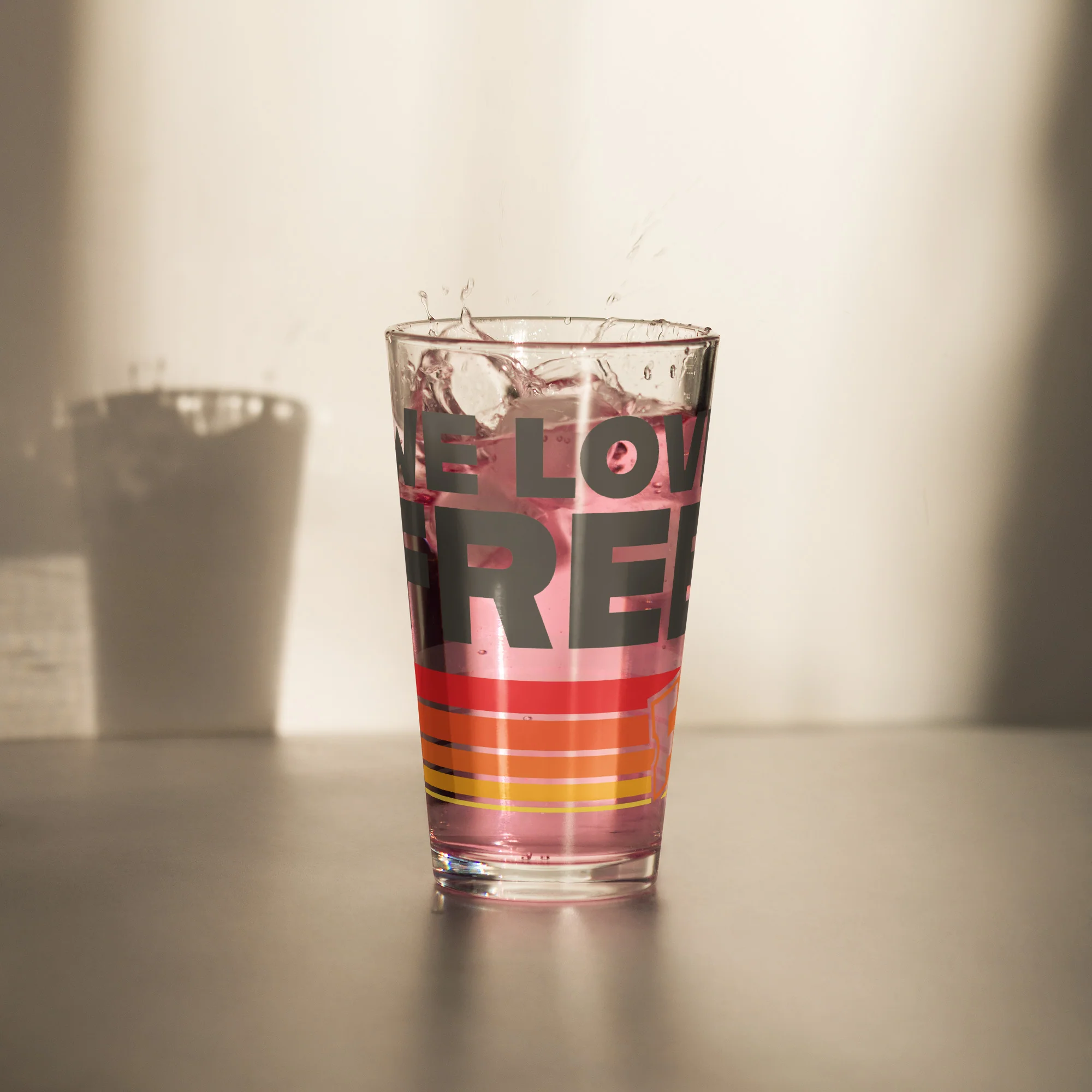 Fandango Pint Glass Retro We Love Free - Image 3